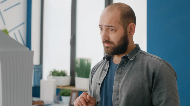 erto-engenheiro-usando-o-tablet-para-projetar-o-modelo-de-construcao-e-maquete-no-trabalho-construtor-de-homem-trabalhando-com-dispositivo-digital-para-planejar-projeto-de-construcao-e-plantas-para-dese