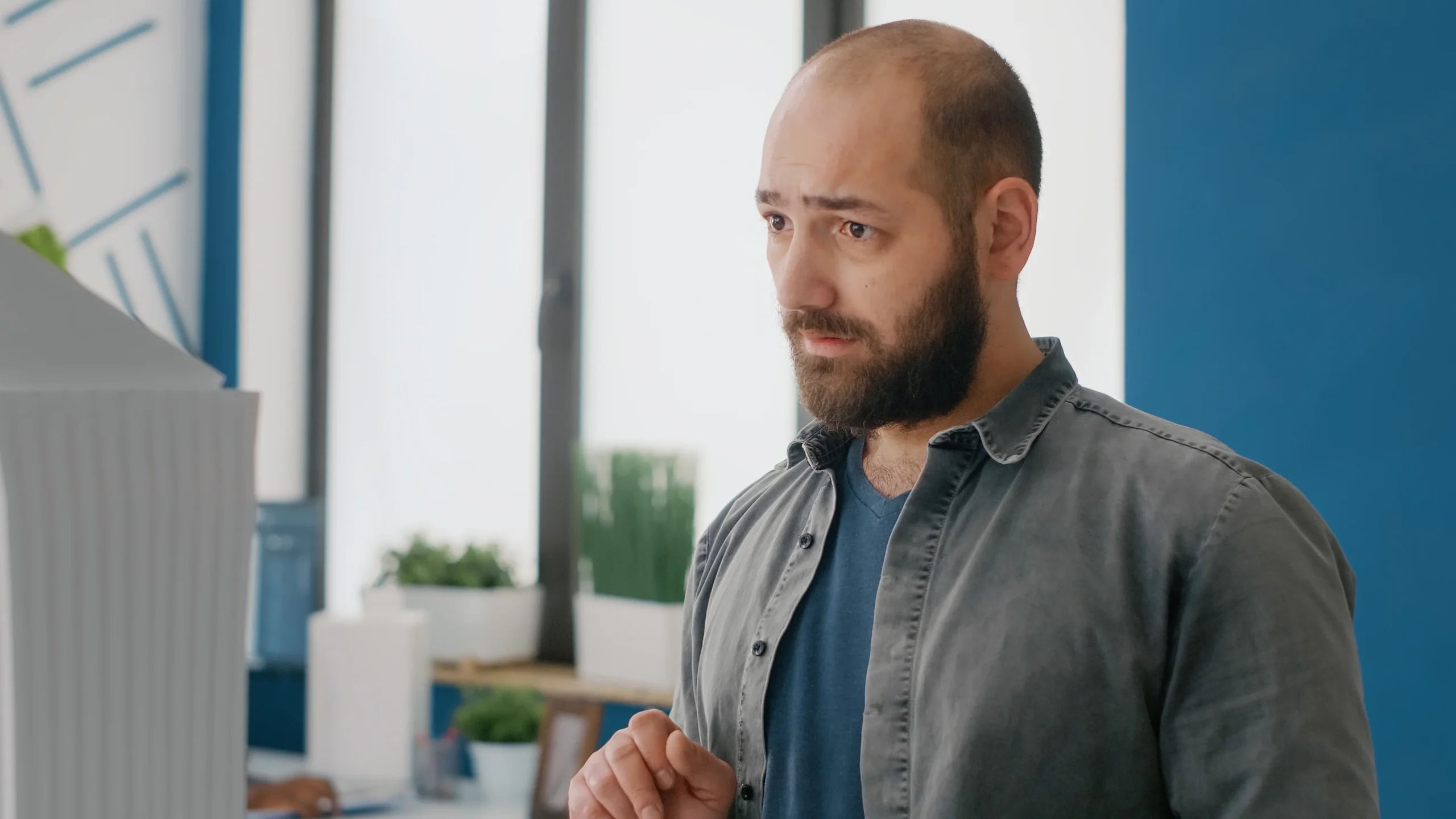 erto-engenheiro-usando-o-tablet-para-projetar-o-modelo-de-construcao-e-maquete-no-trabalho-construtor-de-homem-trabalhando-com-dispositivo-digital-para-planejar-projeto-de-construcao-e-plantas-para-dese