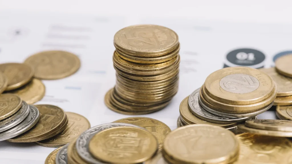 pilha-de-moedas-de-ouro-sobre-o-modelo-de-infografico (1)